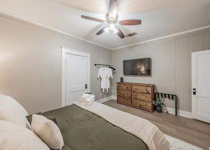 Walk To Tcu-boutique-sleeps 6-2 King Beds